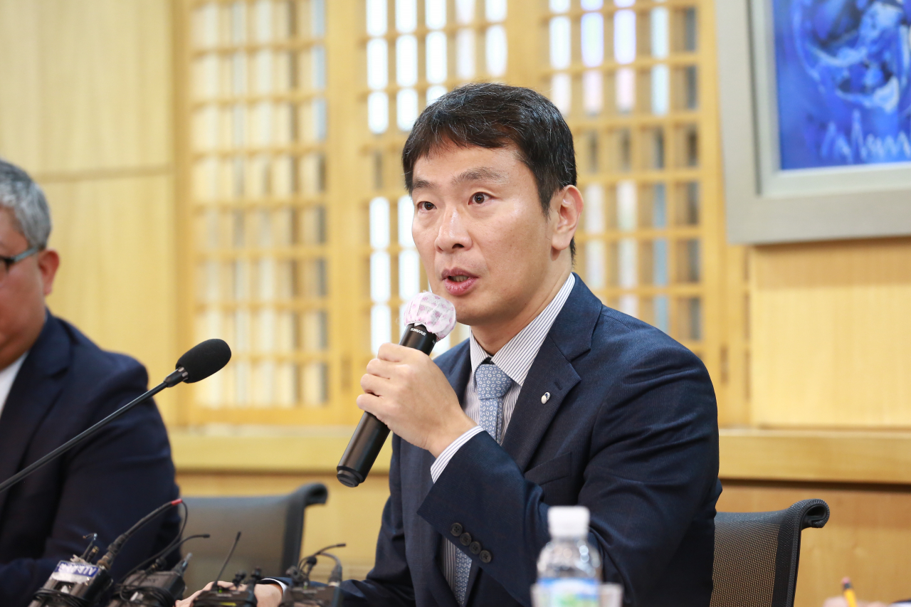 이복현 금융감독원장이 6일 서대문구 한국공인회계사회에서 열린 회계법인 CEO 간담회에서 발언 중인 모습