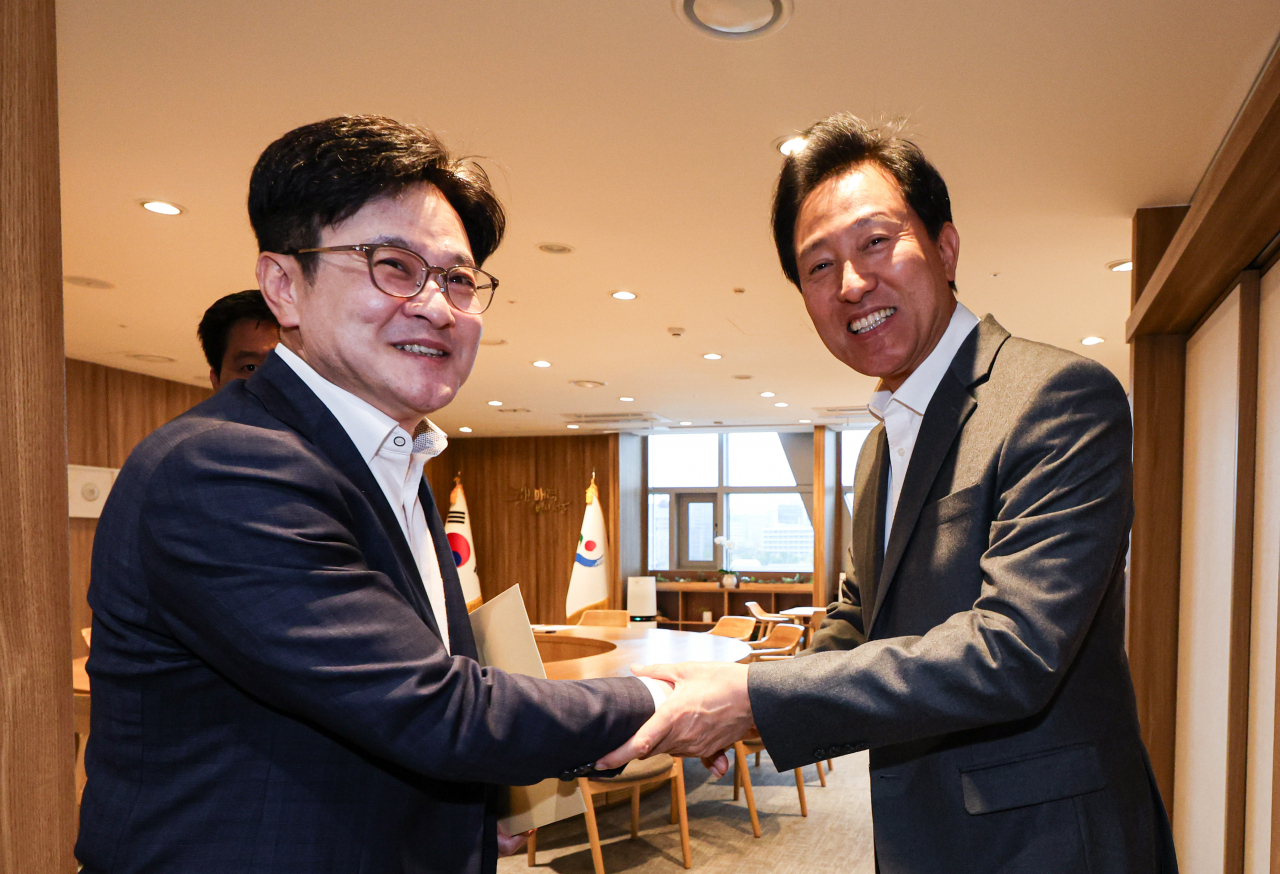 오세훈 서울시장(오른쪽)과 김병수 김포시장이 6일 오후 서울시청에서 김포시의 서울시 편입 방안 등에 대해 논의하기에 앞서 악수하고 있다. [연합]