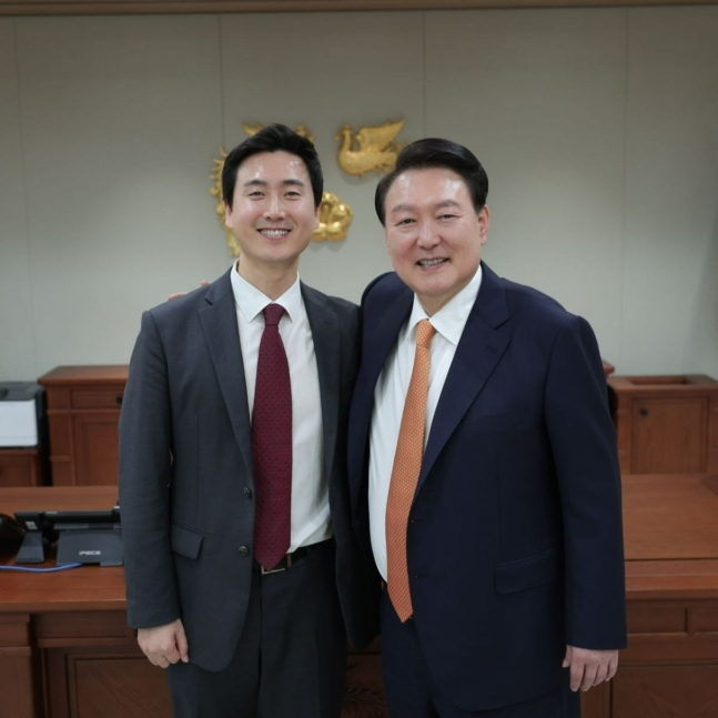 윤석열 대통령(오른쪽)과 김기흥 전 대통령실 부대변인. [김기흥 전 부대변인 SNS]