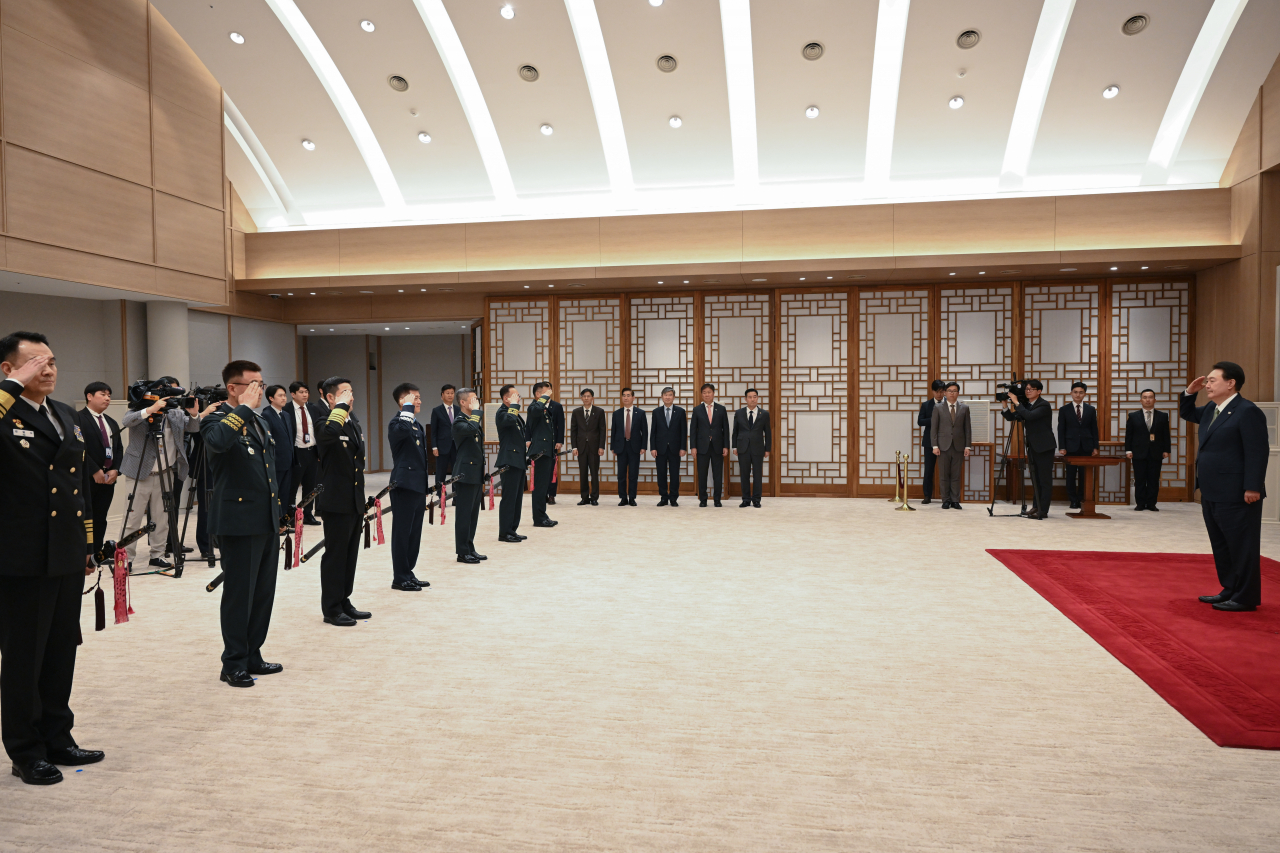 국방부가 6일 발표한 중장급이하 장상급 인사에서 김계환 해병대사령관은 유임, 임성근 해병 1사단장은 정책연수, 임기훈 대통령실 국방비서관은 국방대총장으로 진급시켜 보직하는 발표를 했다. 자료사진. 지난달 30일 대장 장성인사 진급신고 사진.[연합]