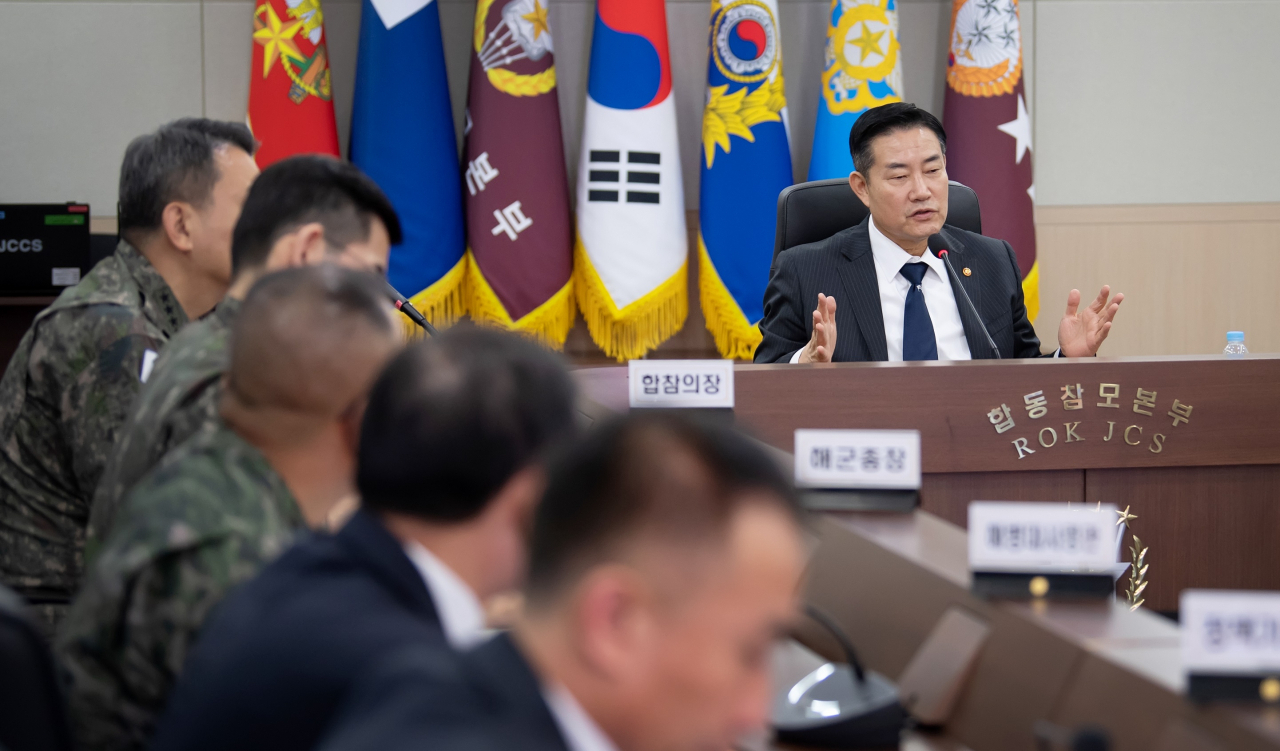 이번 인사에서는 작전 전문가들이 대거 군단장과 작전사령관 등에 진출했다. 이른바 ‘신원식표 즉‧강‧끝 지휘부’가 완성됐다는 평가다. 사진은 지난 2일 신원식 국방부장관이 '대비태세 확립' 작전지휘관회의를 주관하고 확고한 군사대비태세를 강조하고 있다.[국방부 제공]
