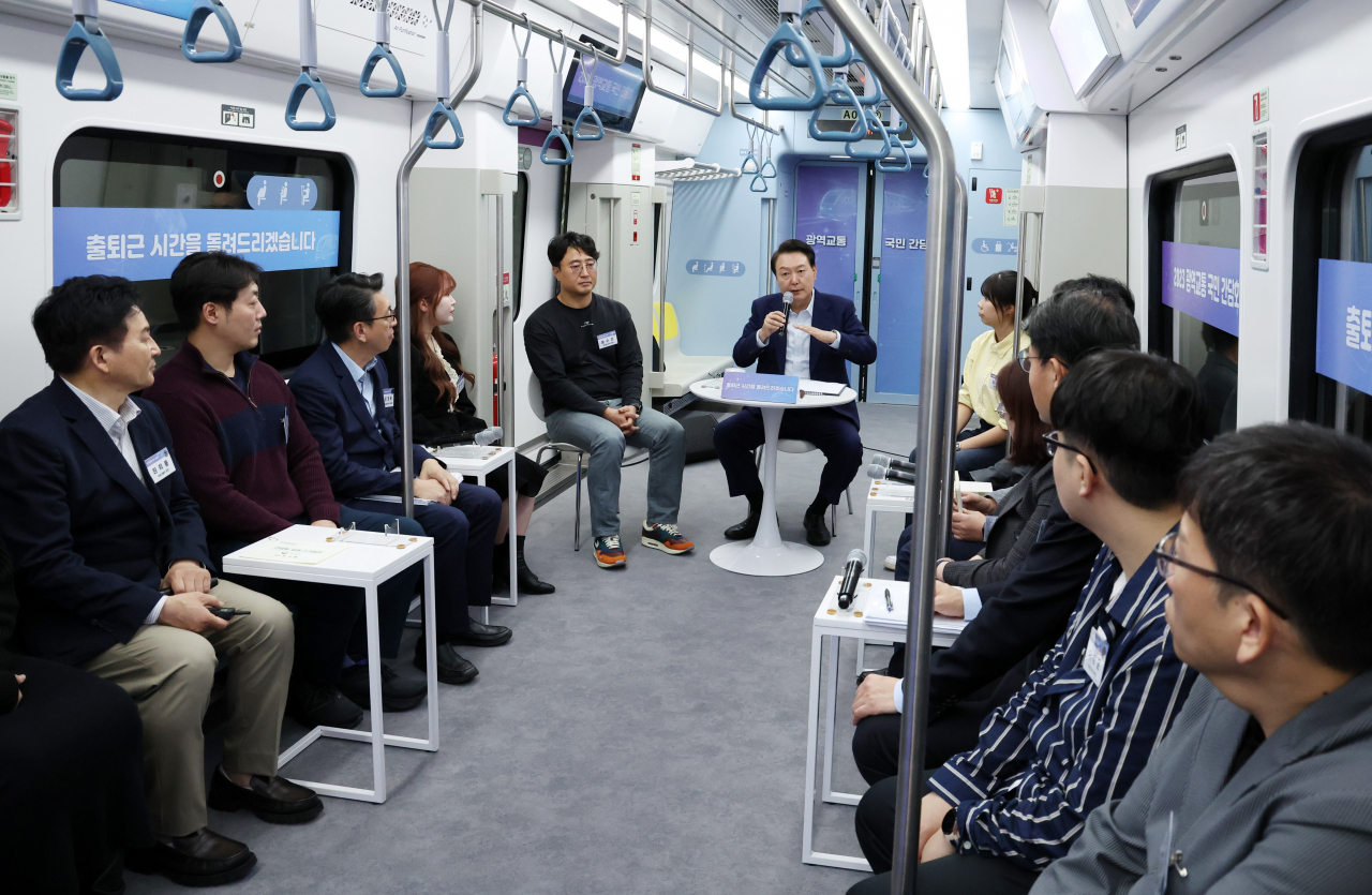 윤석열 대통령이 6일 오후 경기도 화성시 동탄역 GTX-A 열차 내에서 열린 광역교통 국민간담회에서 발언하고 있다. [연합]