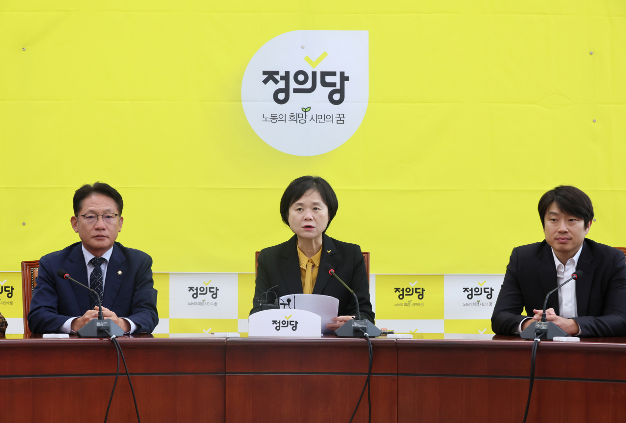 이정미 정의당 대표와 배진교 원내대표가 6일 국회에서 열린 상무집행위원회 회의에서 발언하고 있다. 이 대표는 이날 '선거연합 신당추진 비상대책위원회'에 전권을 위임하고 사퇴했다. [연합]