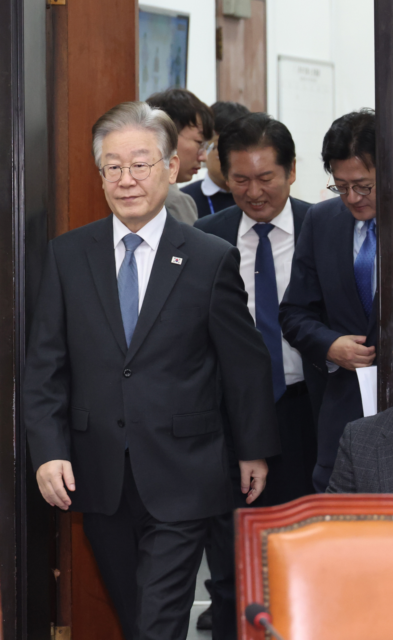 이재명 더불어민주당 대표가 6일 국회에서 열린 최고위원회의에 입장하고 있다. [연합]
