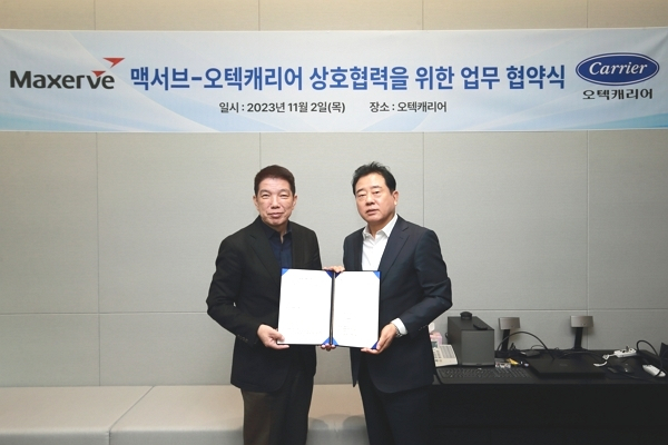 정필경(오른쪽) 오택캐리어 부회장과 손재익(왼쪽) 맥서브 대표이사