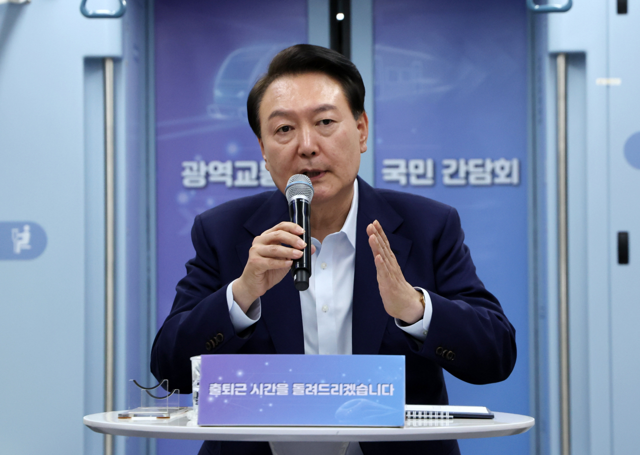 윤석열 대통령이 6일 오후 경기도 화성시 동탄역 GTX-A 열차 내에서 열린 광역교통 국민간담회에서 발언하고 있다. [연합]