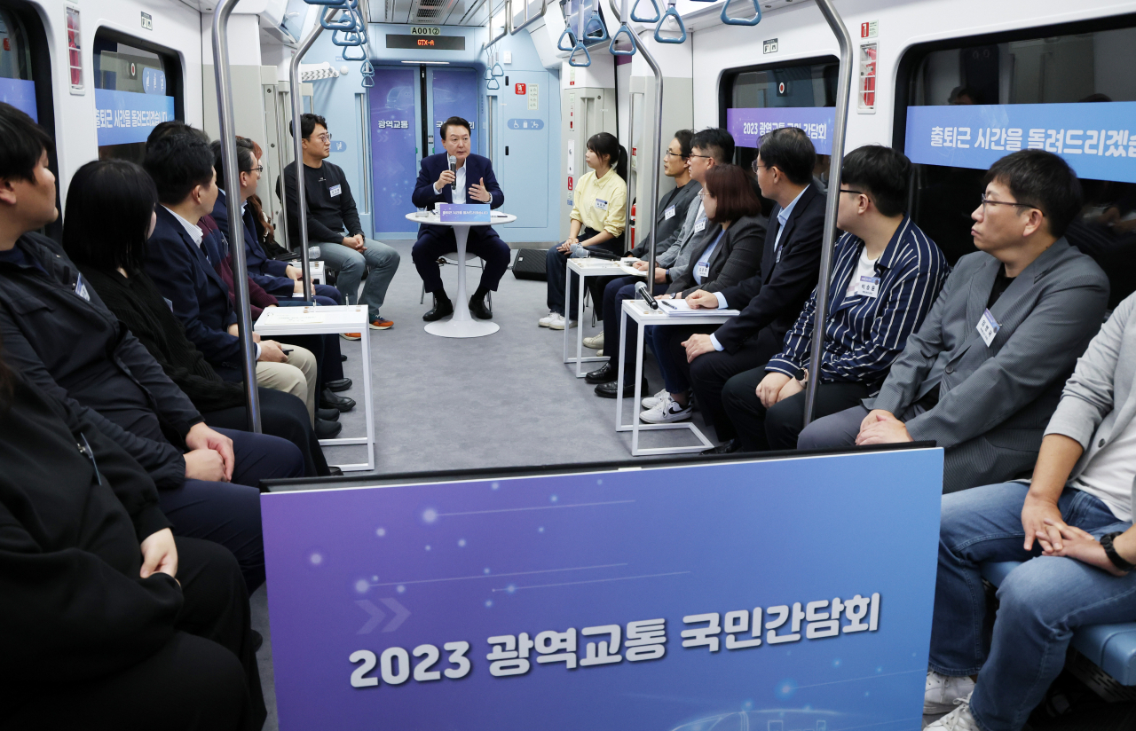 윤석열 대통령이 6일 오후 경기도 화성시 동탄역 GTX-A 열차 내에서 열린 광역교통 국민간담회에서 발언하고 있다. [연합]