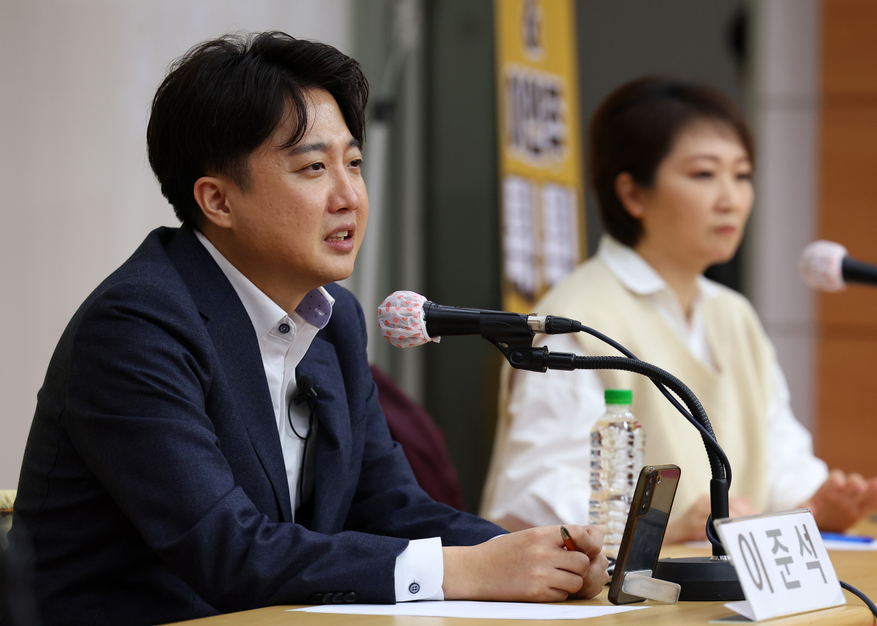 이준석 전 국민의힘 대표가 4일 오후 부산 경성대학교에서 열린 이언주 전 의원과 함께 진행한 토크콘서트에서 발언하고 있다. 이날 인요한 당 혁신위원장은 1시간 30분가량 진행된 토크콘서트를 지켜보고 자리를 떠났다. 이 전 대표와 별도의 대화는 없었다. [연합]