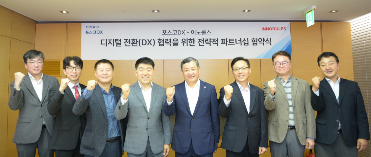 정덕균 포스코DX 대표(왼쪽에서 다섯번째)와 이노룰스 김길곤 대표(왼쪽에서 네번째)를 비롯한 회사 관계자들이 디지털 전환 사업을 위한 업무협약을 체결하고 기념촬영을 하고 있다. [포스코DX 제공]