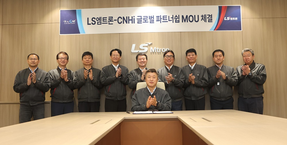 신재호(가운데) LS엠트론 대표이사 등 LS엠트론 임직원들이 글로벌 파트너십 계약을 마치고 기념사진을 촬영하고 있다. [LS엠트론 제공]