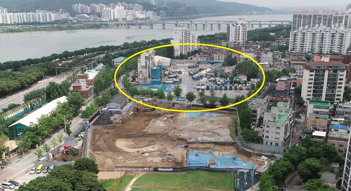 서울 송파구는 삼표 풍납레미콘 공장이 2025년 12월까지 공장 운영을 종료하고 해당 부지를 서울시·송파구에 자진 인도한다고 7일 밝혔다. 노란 원 안이 삼표 풍납레미콘 공장 부지.[송파구 제공]
