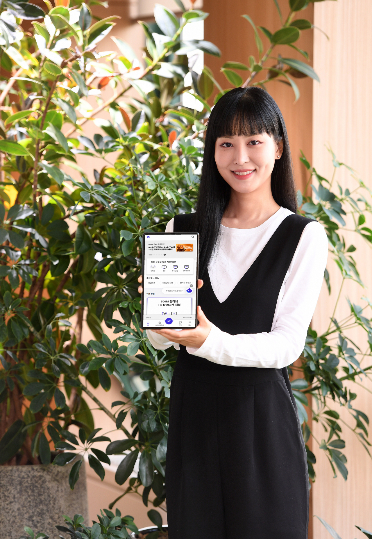 SK브로드밴드 모델이 AI 챗봇 챗비가 적용된 고객 서비스 토털 솔루션 B World를 소개하고 있다. [SK브로드밴드 제공]