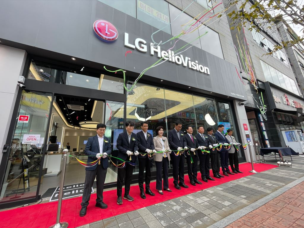 LG헬로비전 호남방송 스튜디오&스토어 개소식에서 송구영(왼쪽에서 5번째) LG헬로비전 대표이사와 김영록(왼쪽에서 6번째) 전남도지사 등 참석자들이 테이프 커팅식을 하는 모습. [LG헬로비전 제공]