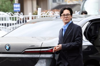 마약 투약 혐의를 받는 가수 지드래곤(권지용)이 6일 오후 피의자 신분으로 소환 조사받기 위해 인천경찰청 마약범죄수사계 사무실이 있는 인천 논현경찰서로 출석하고 있다. [연합]