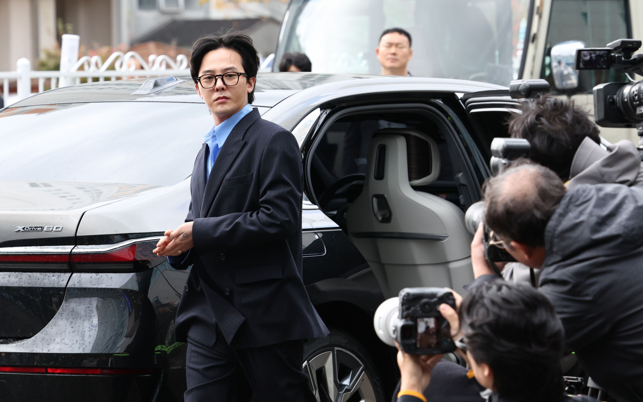 마약 투약 혐의를 받는 가수 지드래곤(권지용)이 6일 오후 피의자 신분으로 소환 조사받기 위해 BMW ‘i7 xDrive 60’에서 내려 인천경찰청 마약범죄수사계 사무실이 있는 인천 논현경찰서로 출석하고 있다. [연합]