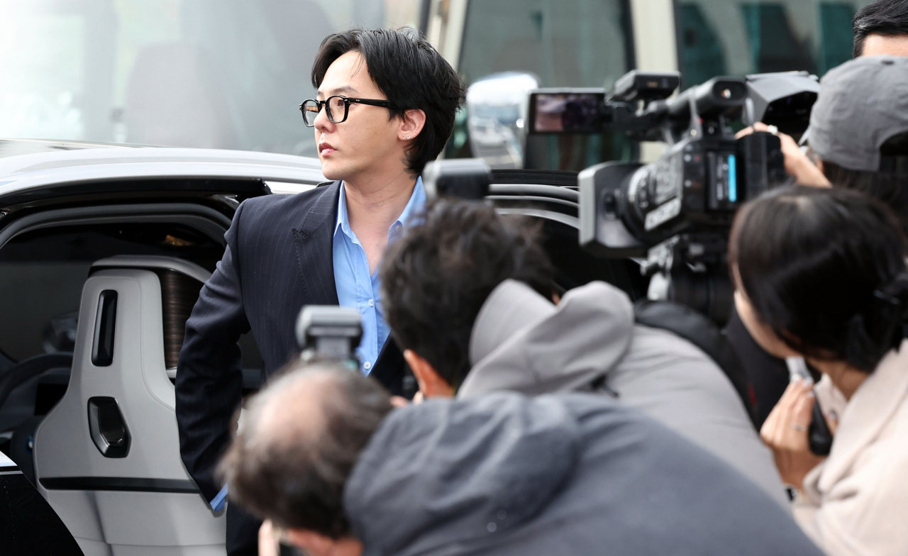 마약 투약 혐의를 받는 가수 지드래곤(권지용)이 6일 오후 피의자 신분으로 소환 조사받기 위해 BMW ‘i7 xDrive 60’에서 내려 인천경찰청 마약범죄수사계 사무실이 있는 인천 논현경찰서로 출석하고 있다. [연합]
