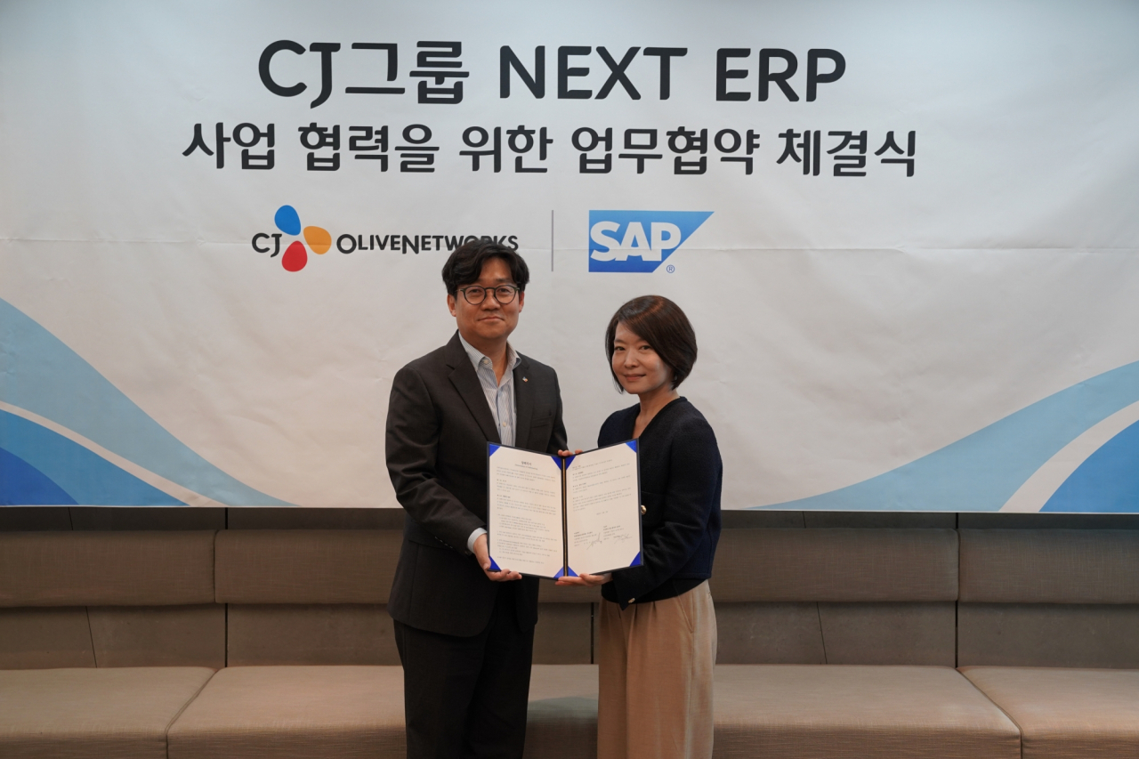 유인상(왼쪽) CJ올리브네트웍스 대표와 신은영 SAP코리아 대표가 전략적 파트너십을 위한 양해각서를 체결하고 기념촬영하고 있다. [CJ올리브네트웍스 제공]