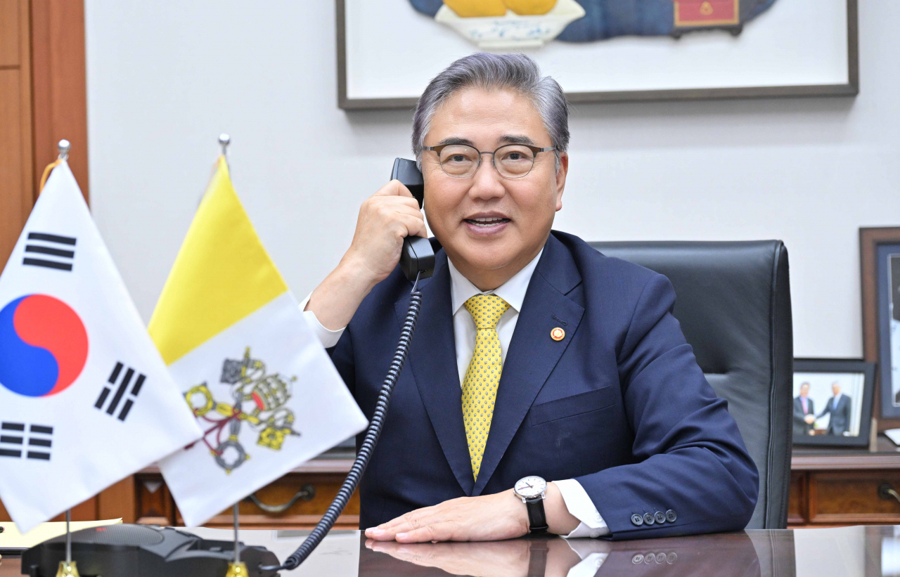 박진 외교부 장관이 6일 오후 폴 갈라거 교황청 외교장관과 전화통화를 하고 있다. [외교부 제공]