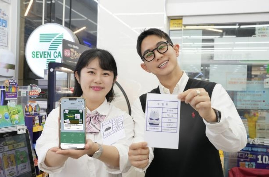 모델들이 세븐일레븐의 수험생 선물 증정 이벤트를 소개하고 있다. [세븐일레븐 제공]