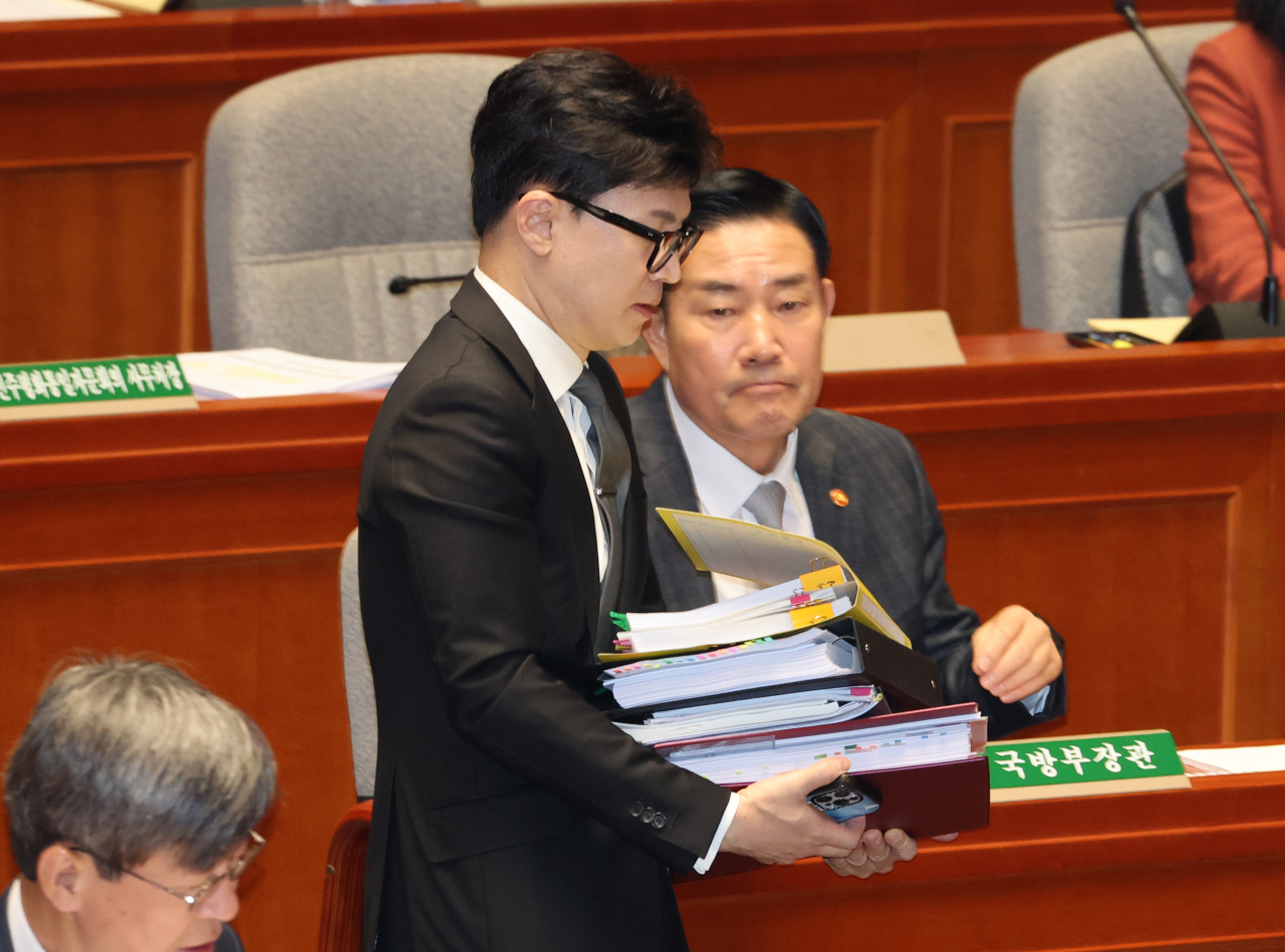 한동훈 법무부 장관이 7일 국회 예산결산특별위원회 전체회의에 자료를 들고 입장하고 있다. [연합]