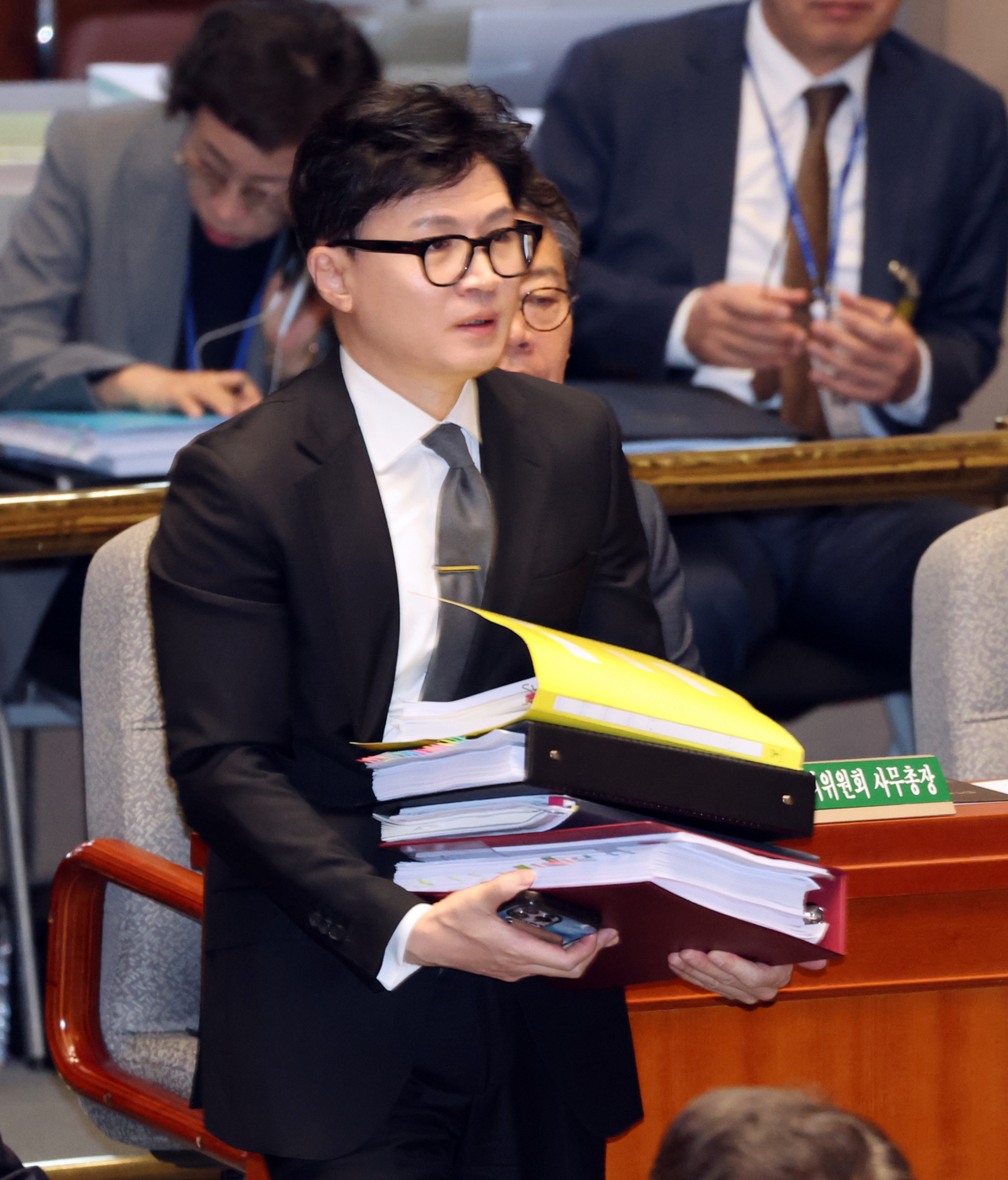 한동훈 법무부 장관이 7일 국회 예산결산특별위원회 전체회의에 자료를 들고 입장하고 있다. [연합]