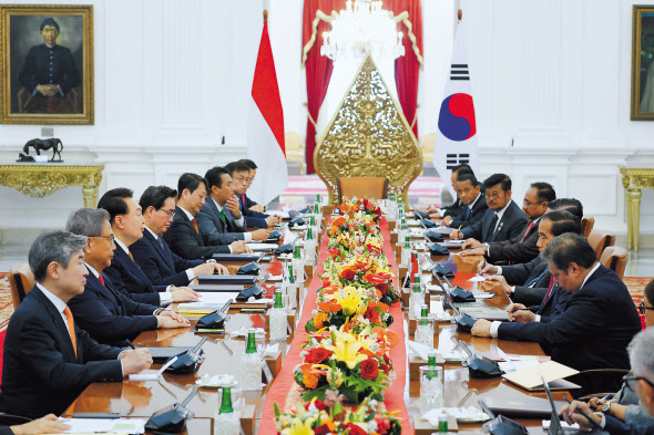 윤석열 대통령이 지난 9월 8일(현지시간) 자카르타 대통령궁에서 조코 위도도 인도네시아 대통령과 확대정상회담을 하고 있다. [연합]