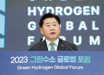오영훈 제주지사가 지난달 23일 오후 제주국제컨벤션센터에서 열린 2023 그린수소 글로벌 포럼 개회식에서 환영사를 하고 있다.[제주도청 제공]
