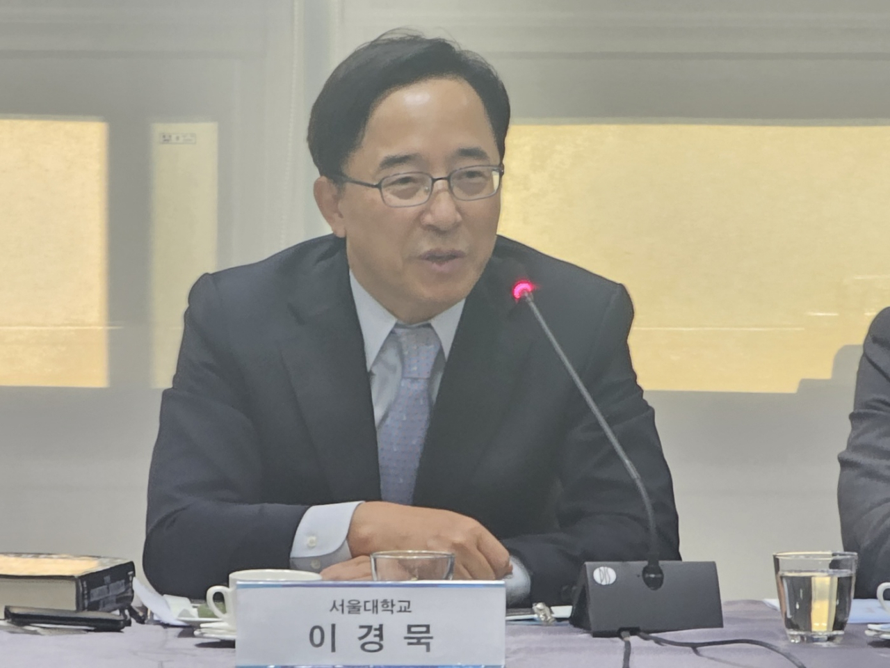 7일 국회 본청에서 ‘SK의 BBC-첨단산업 글로벌 경쟁력과 책임경영의 시사점’을 주제로 열린 토론회에서 이경묵 서울대 교수가 기조강연을 하고 있다. 양대근 기자