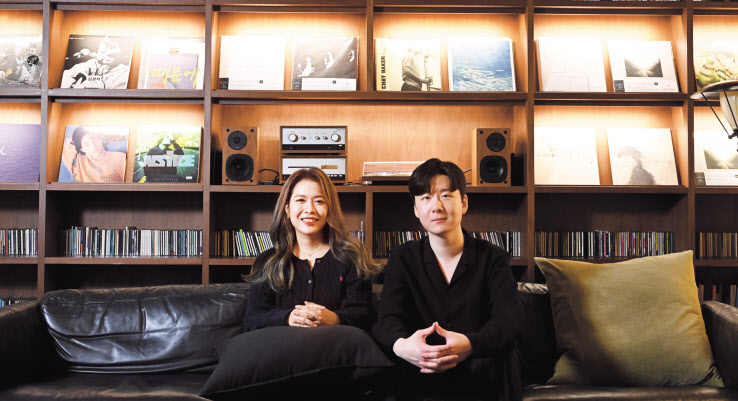가수 박새별(왼쪽)과 최순범 오드아이 대표가 1일 서울 강남구 안테나 사옥에서 헤럴드경제와 인터뷰를 하고 있다. 임세준 기자