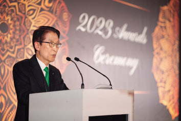 신창재 교보생명 이사회 의장이 6일(현지시간) 싱가포르에서 열린 세계보험협회(IIS) 2023 글로벌인슈어런스포럼에서 2023 보험 명예의 전당 월계관상 수상소감을 밝히고 있다. [교보생명 제공]