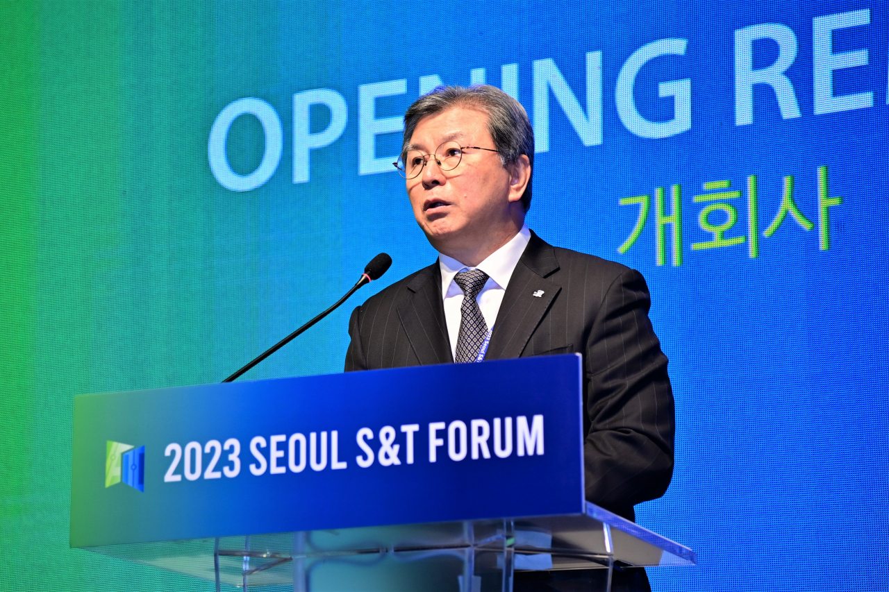 7일 열린 서울 과학기술 포럼에서 김복철 NST 이사장이 개회사를 전하고 있다.[KIST 제공]