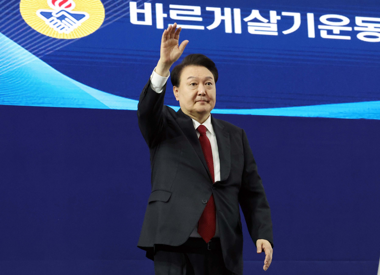 윤석열 대통령이 7일 대구 엑스코에서 열린 2023년 바르게살기운동 전국회원대회에서 인사하고 있다. [연합]
