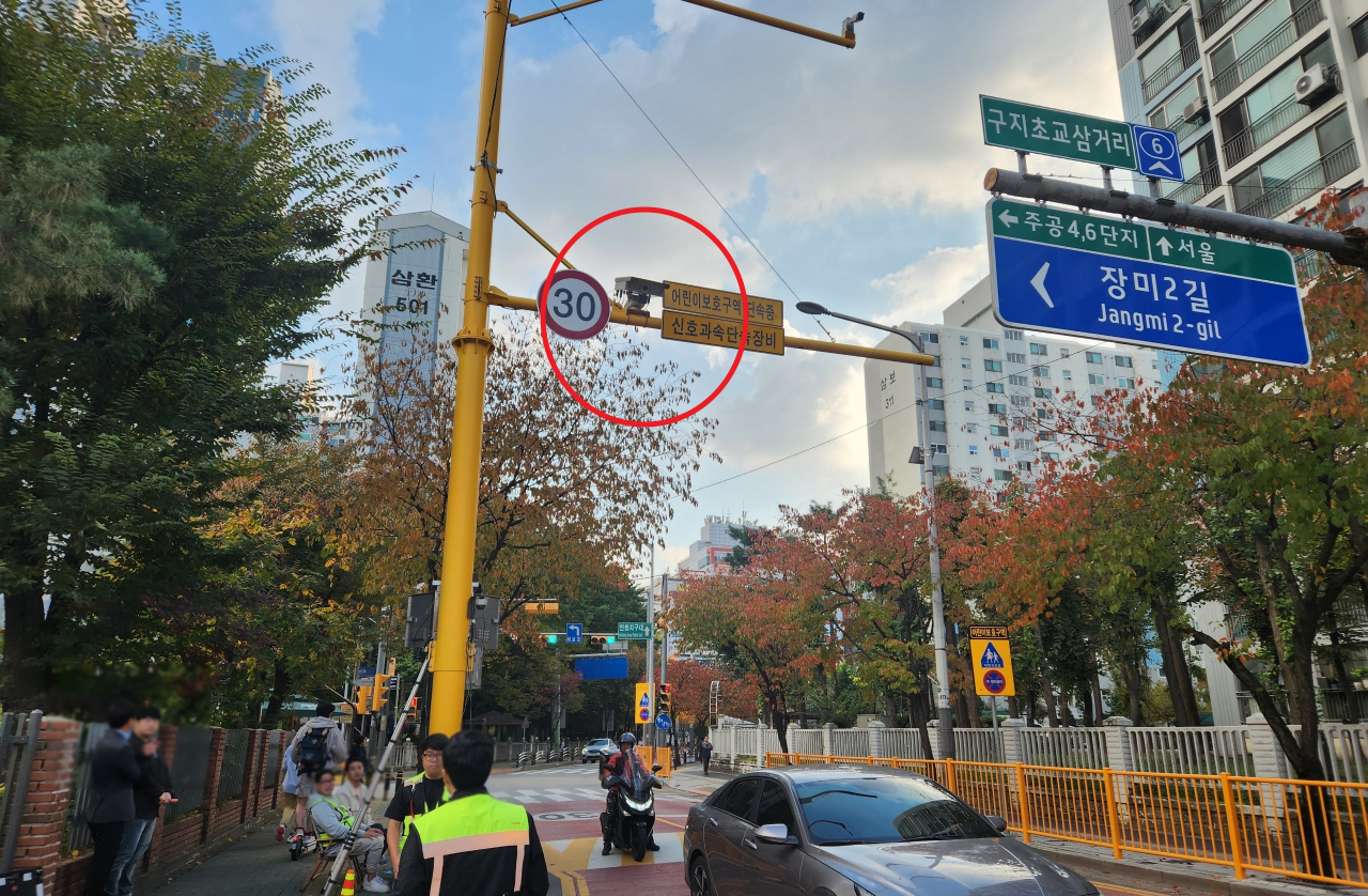 어린이보호구역에 설치된 단속카메라. 경찰청은 기존 단속카메라에 후면 단속기능을 탑재한 양방향 단속카메라 개발해 오는 13일부터 시범운영한다고 7일 밝혔다. [경찰청 제공]