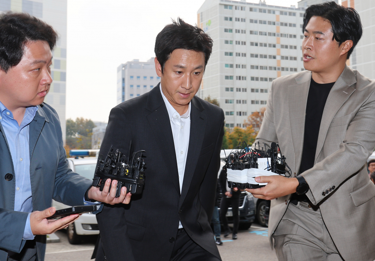마약 투약 혐의를 받는 배우 이선균씨가 4일 오후 조사를 받기 위해 인천논현경찰서에 있는 인천경찰청 마약범죄수사계에 재출석하고 있다. [연합]