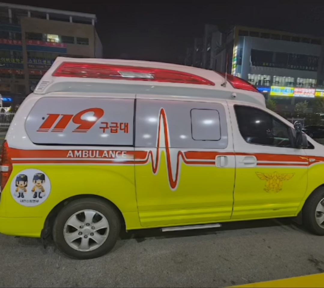 A 씨는 지난 주말 초등학생 아이가 뇌전증으로 발작을 일으켜 구급차를 타고 병원에 갔으나 '소아과 의사가 없다'는 이유로 진료 거부를 당했다고 주장했다. A 씨가 SNS에 올린 구급차 사진 [A 씨 인스타그램 캡처]