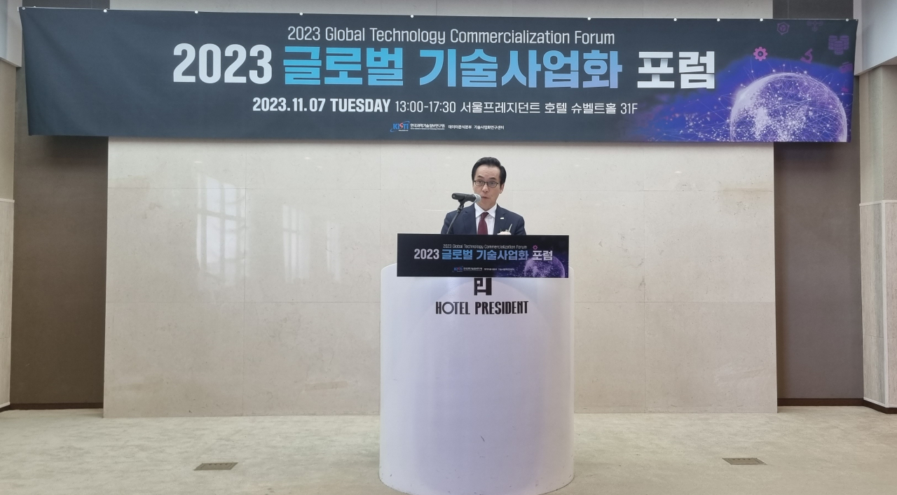 7일 열린 2023 글로벌 기술사업화 포럼에서 김재수 KISTI 원장이 개회사를 하고 있다.[KISTI 제공]