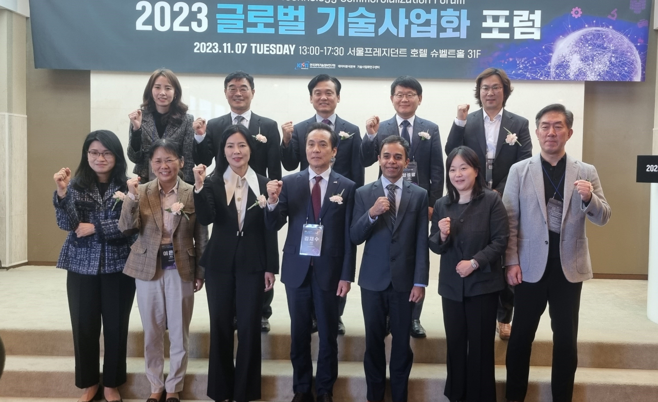 2023 글로벌 기술사업화 포럼 주요 참석자들이 기념촬영을 하고 있다.[KISTI 제공]