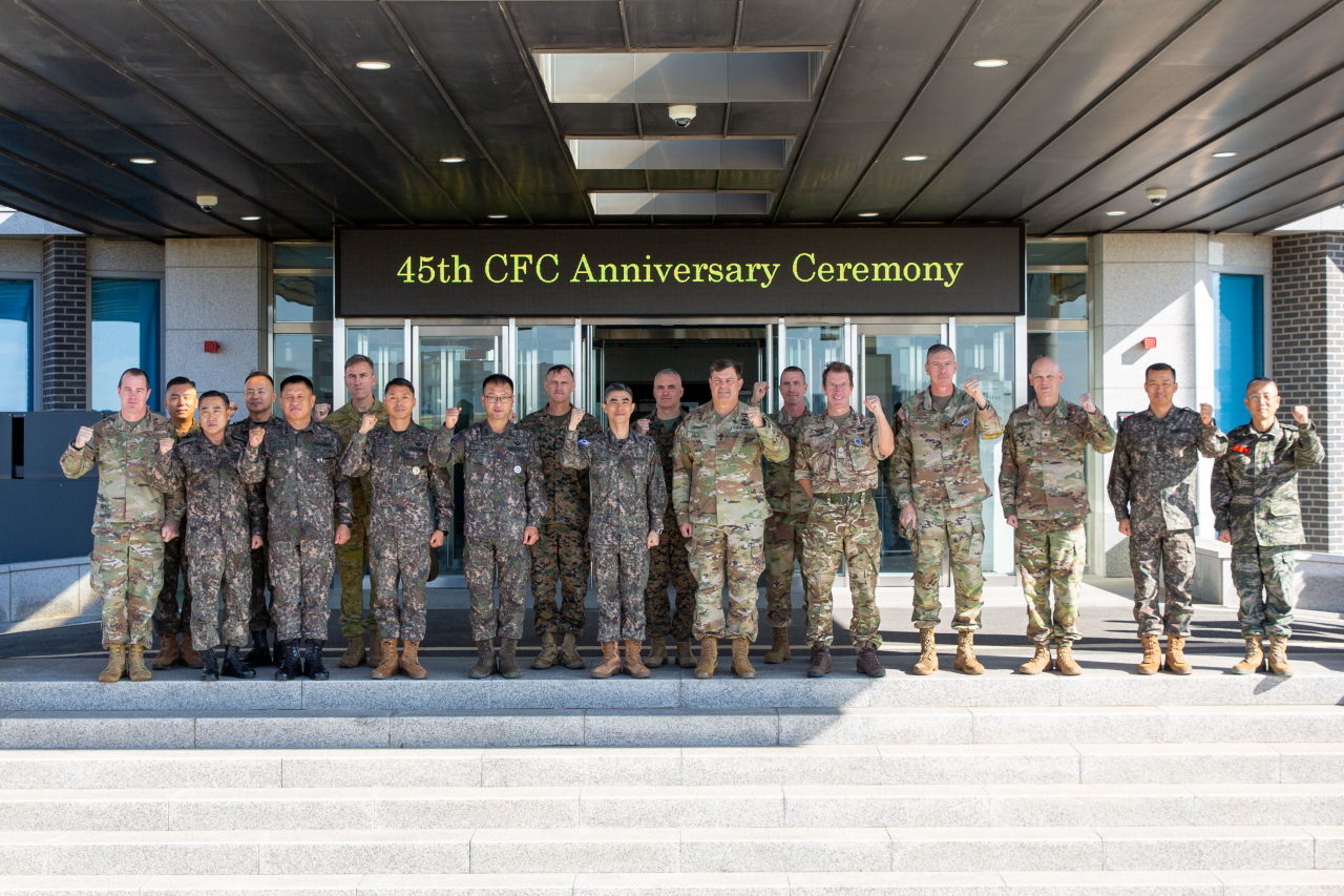 평택 험프리스 기지에서 열린 한미연합군사령부 창설 45주년 행사에서 참석자들이 함께 기념사진을 촬영하고 있다. [연합사 제공]