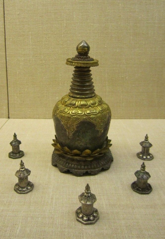 A silver-gilt Lamaistic pagoda-shaped sarira reliquary from the 13th-century Goryeo era, which is currently in the collection of the Museum of Fine Arts, Boston (Courtesy of Hyemun)