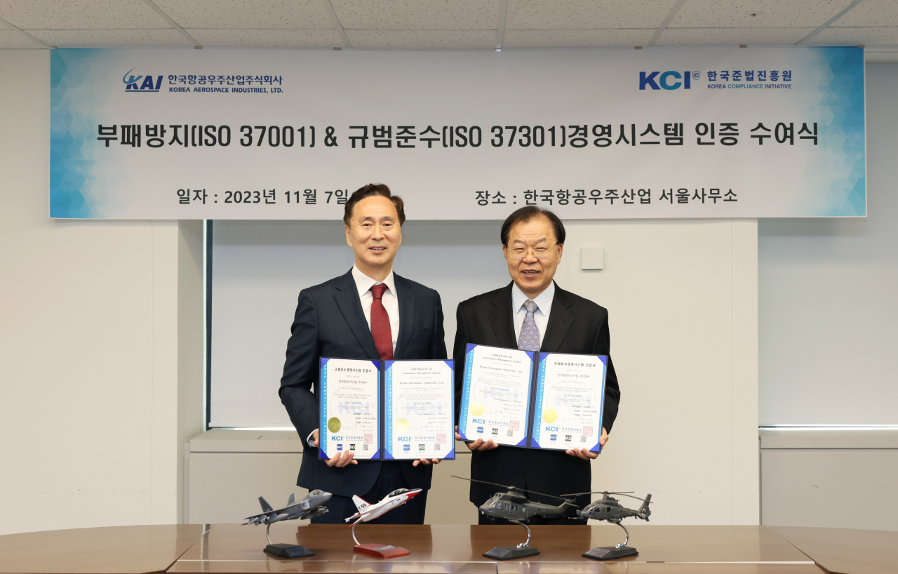 황임동(왼쪽) 한국항공우주산업(KAI) 윤리경영실장과 황인학 한국준법진흥원장이 7일 KAI 서울사무소에서 열린 부패방지(ISO 37001) & 규범준수(ISO 37301) 경영시스템 인증 수여식에서 기념촬영을 하고 있다. [KAI 제공]