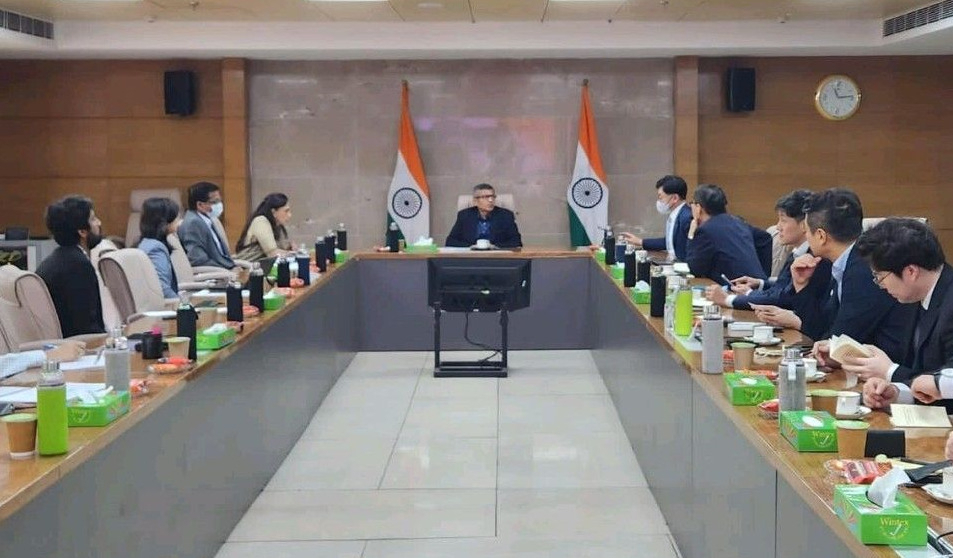 정만기(오른쪽 다섯번째) 한국무역협회 부회장이 6일 인도 뉴델리에서 인도 산업 무역 진흥청 관계자들과 한-인도 경제 협력 강화 방안에 대해 논의하고 있다. [한국무역협회 제공]