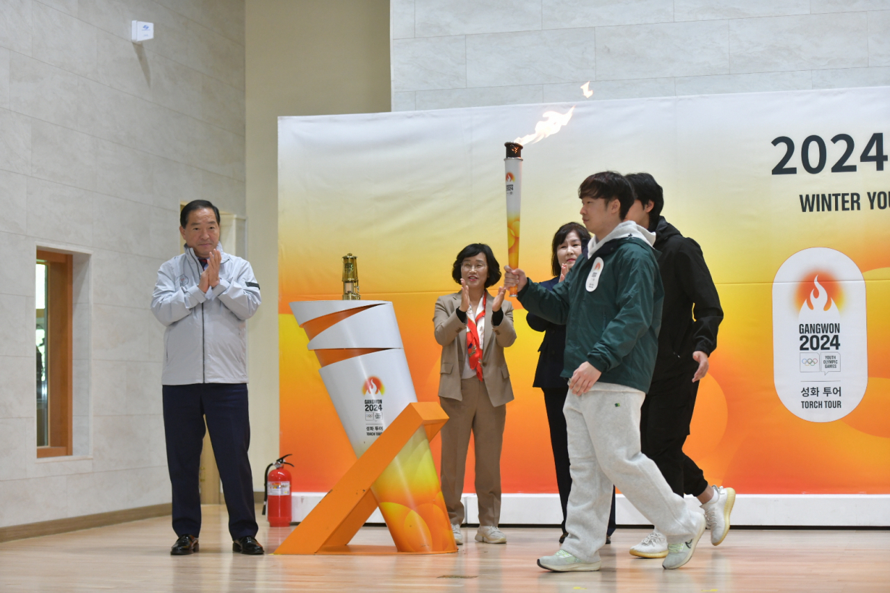 이병선 속초시장(왼쪽)