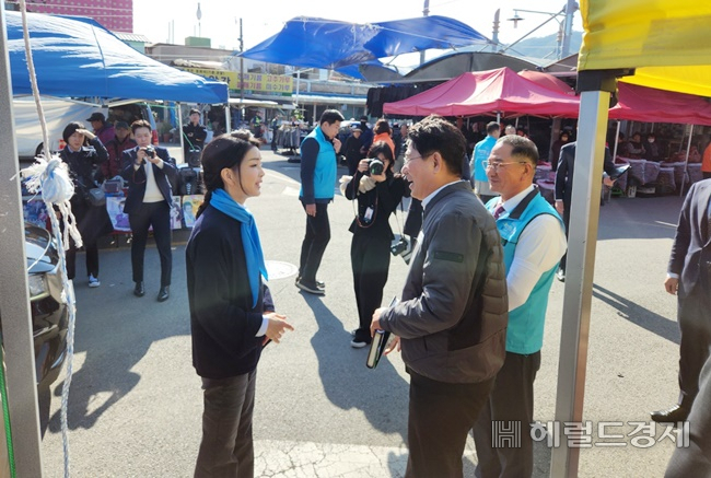 7일 순천 아랫장을 찾은 김건희 여사가 노관규 순천시장과 여러 얘기를 나누고 있다. /박대성 기자.