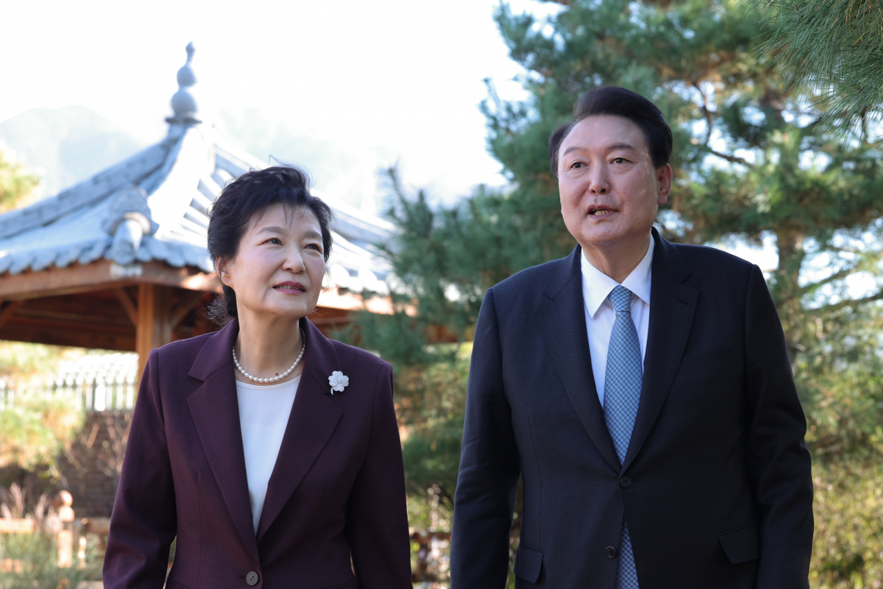 윤석열 대통령이 7일 대구 달성군 박근혜 전 대통령의 사저를 방문, 박 전 대통령과 산책하며 이야기를 나누고 있다. [연합]