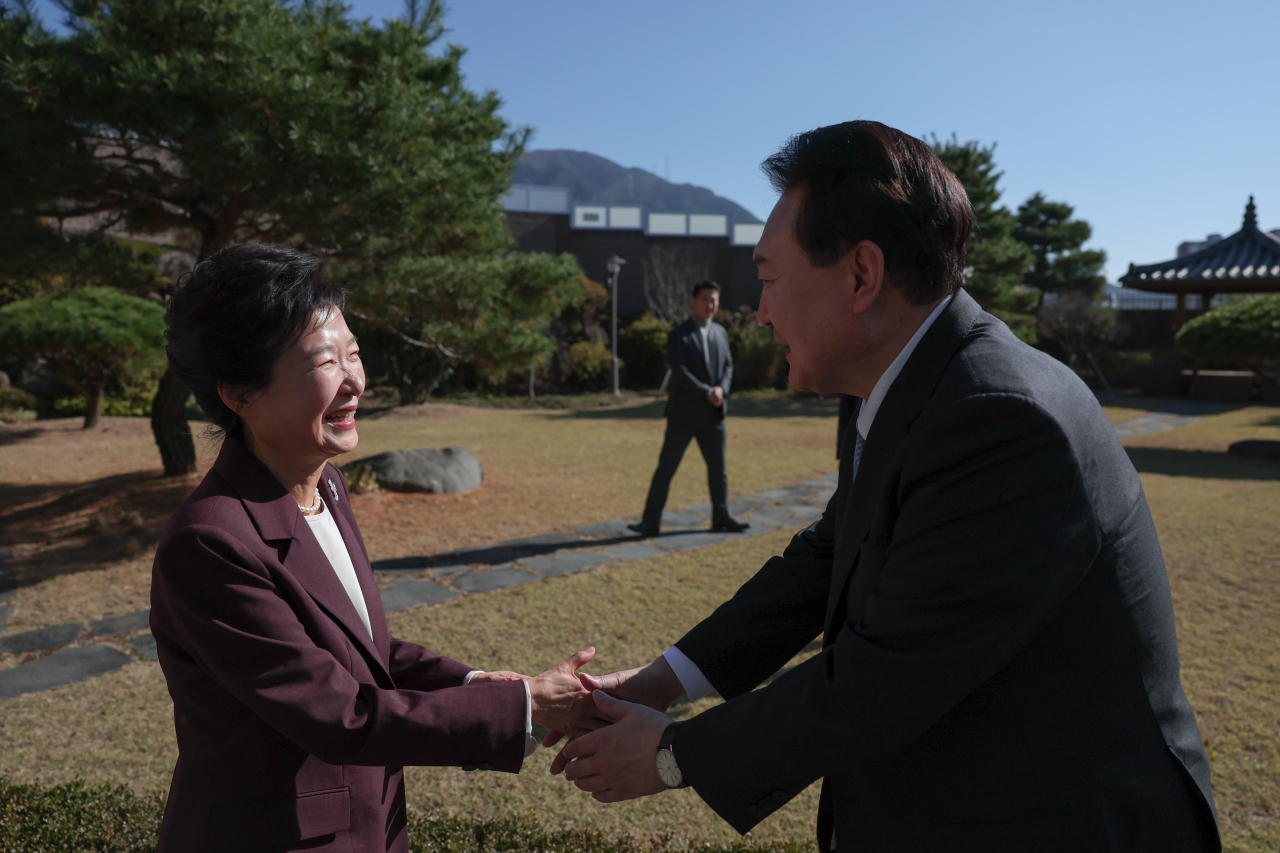 尹, 朴환담·시장 상인과 스킨십…“대구에 오니 힘난다”[용산실록]