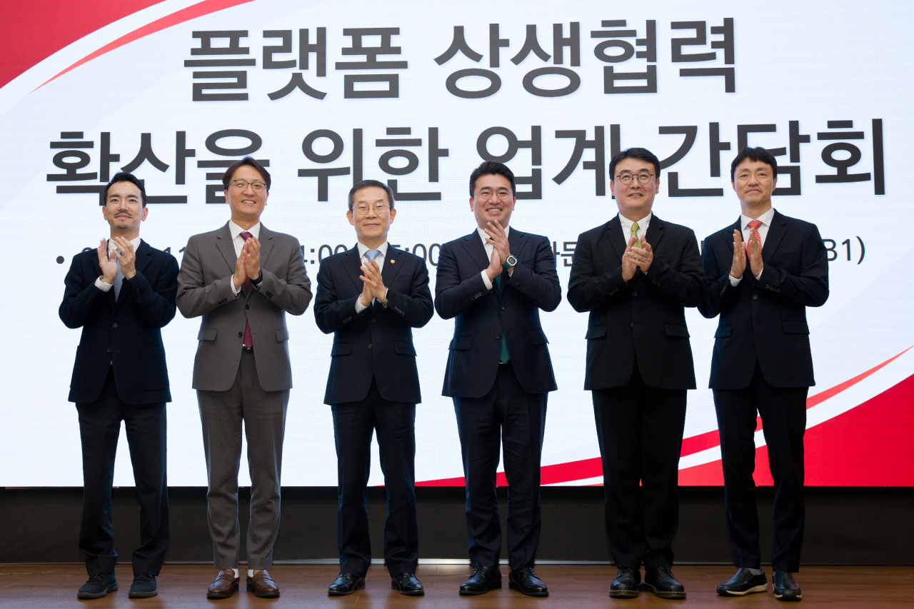 황도연(왼쪽부터) 당근 대표, 박대준 쿠팡 대표, 이종호 과학기술정보통신부 장관,이국환 우아한형제들 대표, 양주일 카카오톡 부문장, 유봉석 네이버 부사장이 7일 오후 서울 종로구 센터포인트광화문빌딩에서 열린 ‘플랫폼 상생협력 확산을 위한 간담회’에서 기념촬영 하고 있다. [과학기술정보통신부 제공]