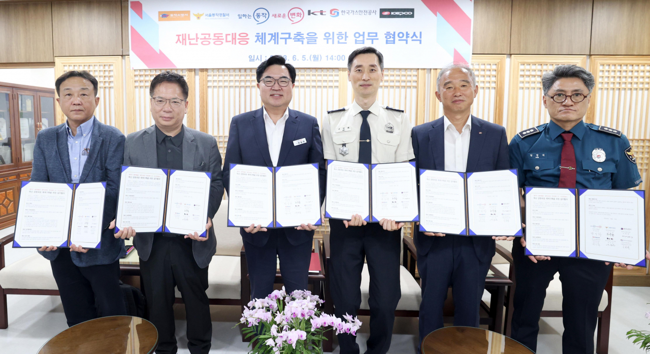 서울 동작구는 안전한 지역사회를 만들기 위해 국제안전도시 인증을 추진한다고 8일 밝혔다. 사진은 6월 동작경찰서, 동작소방서가 참석한 가운데 열린 재난공동대응 업무협약식.[동작구 제공]