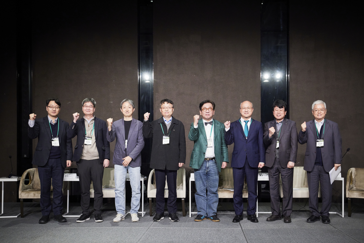 한국환경산업기술원은 7일 서울 중구 더플라자 호텔에서 환경기술 개발의 미래 방향 논의를 위한 ‘환경R&D 미래전략 포럼’을 개최했다. 사진 왼쪽부터 김병훈 환경부 녹색기술개발과 과장, 심형진 서울대학교 교수, 정남조 한국에너지기술연구원 단장, 김현욱 서울시립대학교 교수, 김상협 탄소중립녹색성장위원회 공동위원장, 최흥진 한국환경산업기술원 원장, 문병석 한국콜마홀딩스(주) 종합기술원 원장, 문영환 전 한국전기연구원 본부장[한국환경산업기술원 제공]