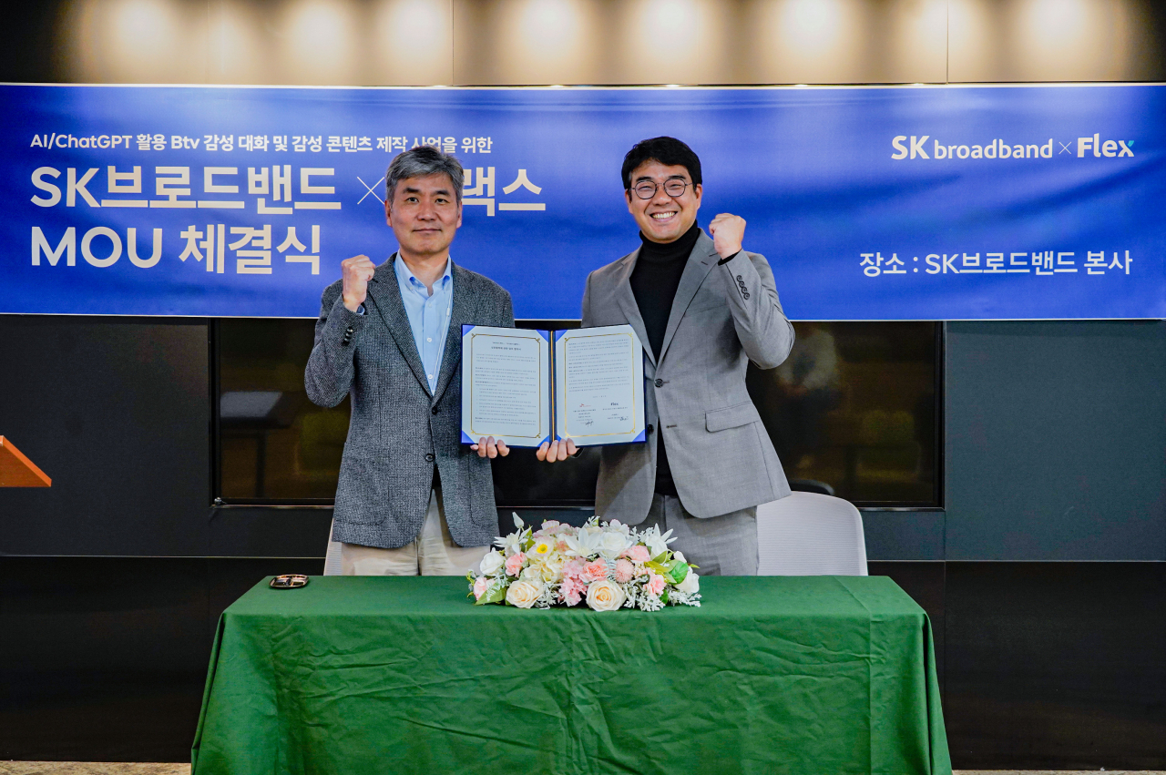이강희 SK브로드밴드 세그먼트마케팅 담당(왼쪽)과 윤순일 플랙스 대표가 B tv ZEM의 ’살아있는 동화’에 AI와 챗GPT를 적용한 서비스 고도화를 위해 업무협약을 체결한 뒤 기념촬영을 하고 있다. [SK브로드밴드 제공]