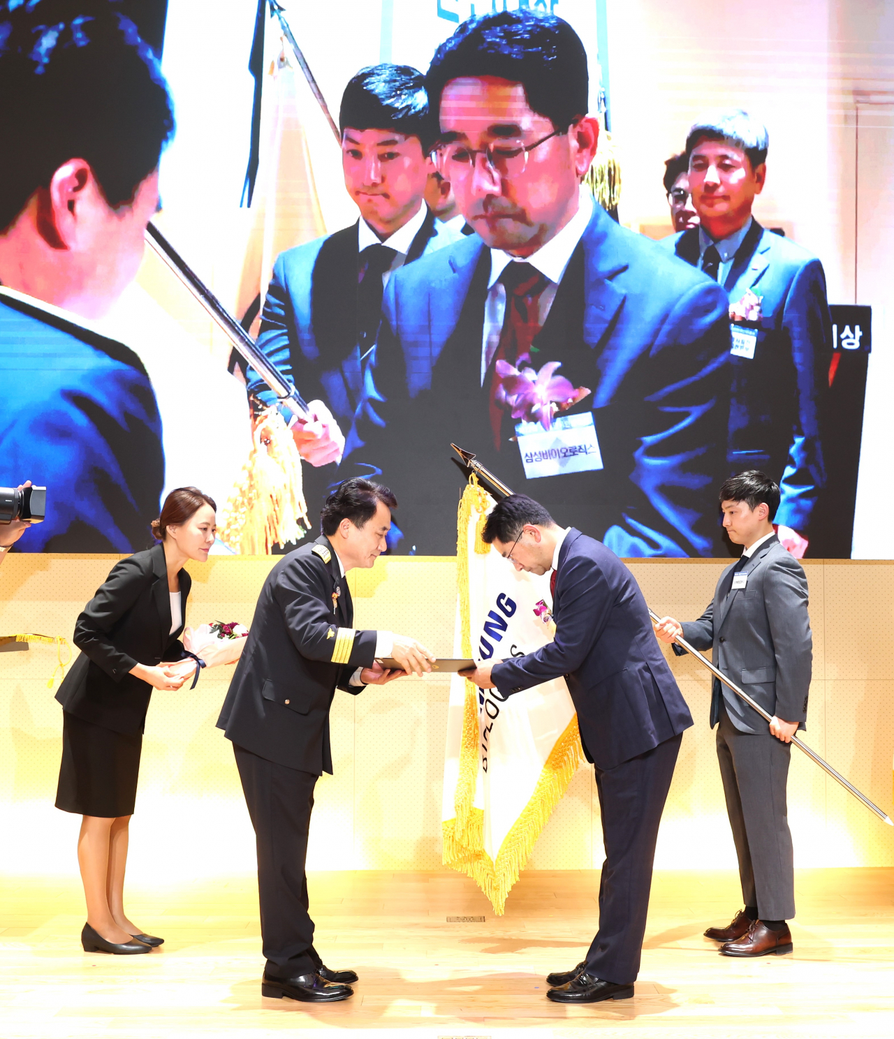 지난 2일 서울 중구 페럼타워에서 개최한 '제22회 대한민국 안전대상' 시상식에서 박세강 삼성바이오로직스 최고안전책임자(앞줄 오른쪽)가 남화영 소방청장으로부터 대통령상을 수상하고 있다. [삼성바이오로직스 제공]